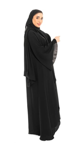 عباية اسود مع فستان ساده