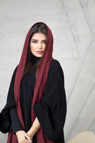 طرحة بلون عنابي