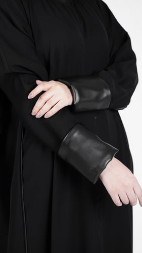 عباية كم جلد اسود