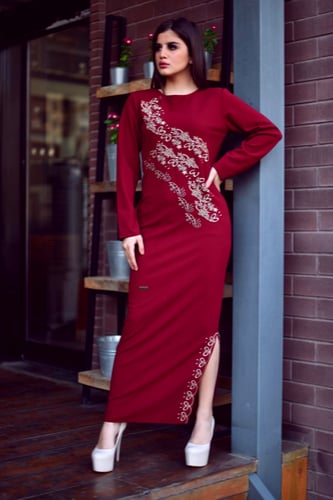 فستان عنابي مطرز ذهبي