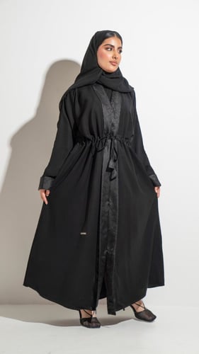 عباية برباط على الخصر