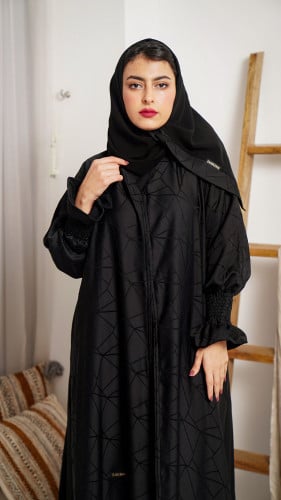 عباية سوداء فخمة برسوم هندسية و كسرات من الخلف