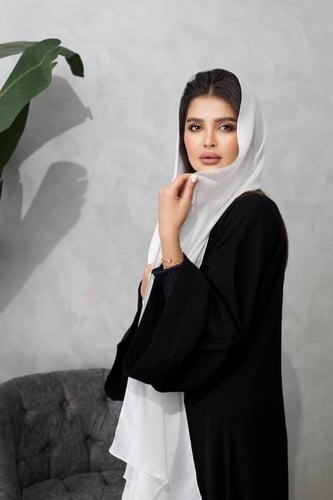 طرحة بلون ابيض ساده