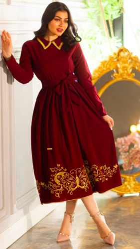 فستان عنابي مطرز بأكمام