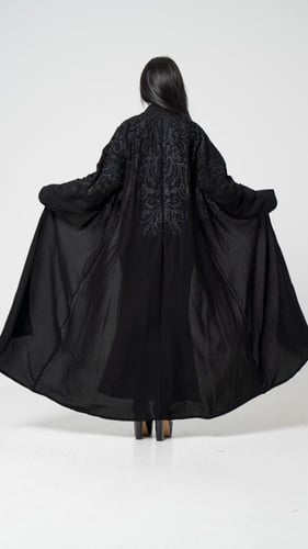 عباية مطرزة على الأكتاف