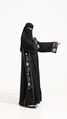 عباية اسود بتطريز ابيض