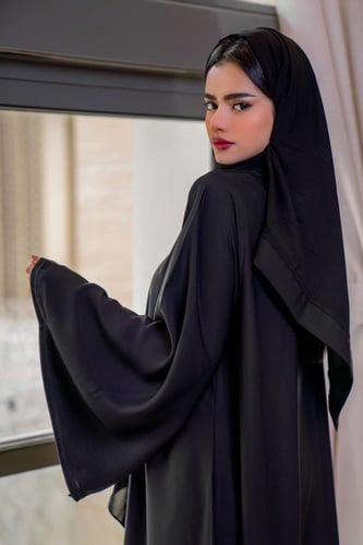 عبايه بكسرات ناعمه من الاسفل