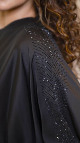 عباية بشت باكمام مزينة بفصوص