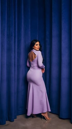 فستان بنفسجي بفتحة ظهر