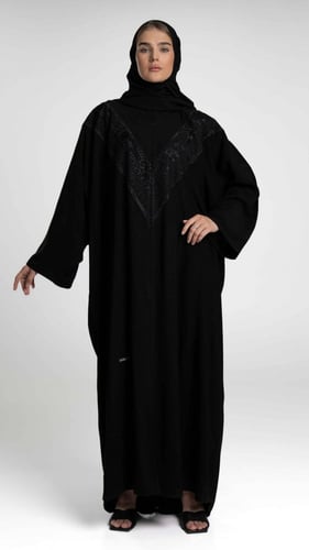 عباية سوداء بتطريز مثلث