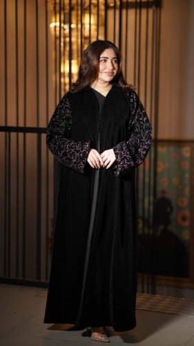 عباية مخمل بأكمام مطرزة بذهبي