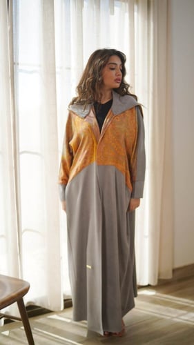 فروة شتوية بقبعة بلون رمادي