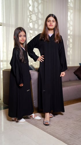 عباية سادة كلاسيك سوداء