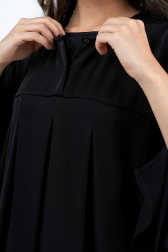 عباية بكسرات واكمام مطرزة باسود