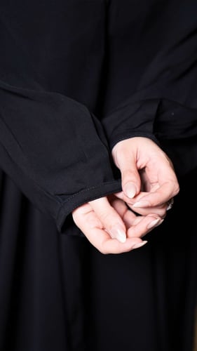 عباية بياقة عريضة