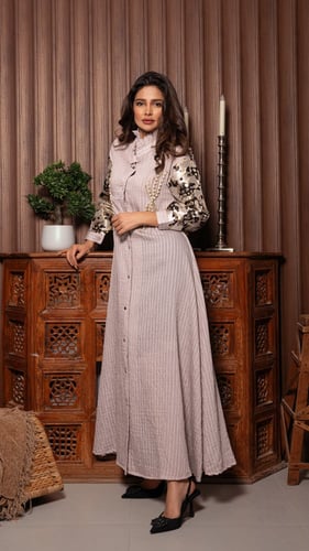 جلابية بتطريز على الاكتاف والاكمام