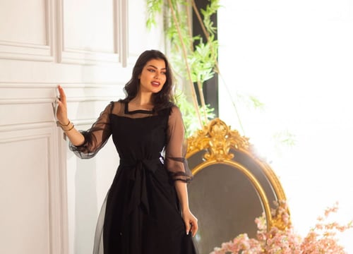 فستان ميد أسود وطبقة تل