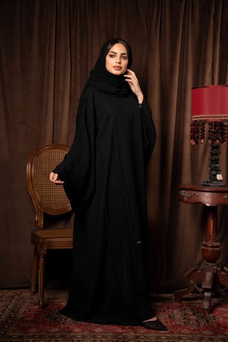 عباية بقصة واسعه مزينه بقصات
