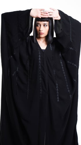 عباية بتطريز اسود مثلثات