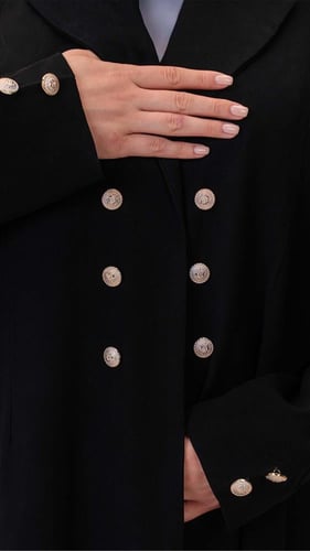 عباية رسمية بأزرة ذهبية