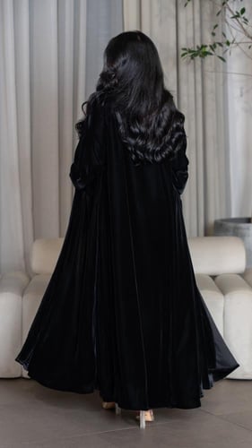 عباية مخمل بفستان مشبوك