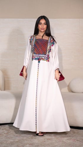 جلابية بتطريز ملون