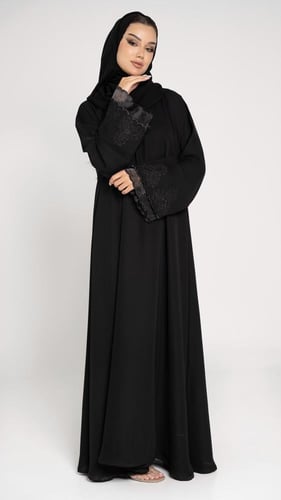 عباية مقفلة بأكمام مطرزة بورد