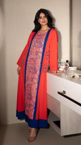 جلابية بلون برتقالي وازرق