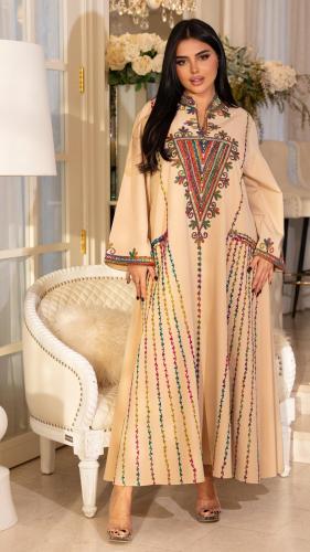 جلابية مطرزة بخيوط ملونة