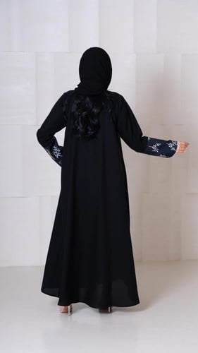 عباية باكمام مطرزة بكحلي وابيض