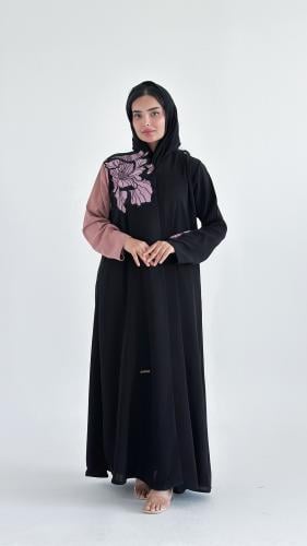 عباية مطرزة بوردة على الكتف