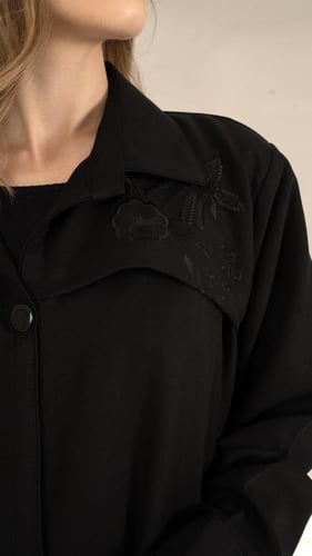 عباية بقصة بالطو مطرزة وبجيوب