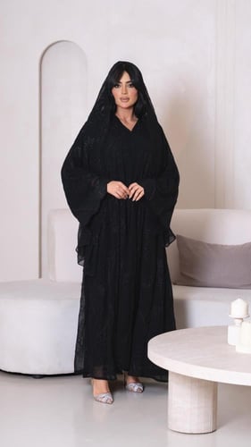 عباية مطرزة بخيوط حرير