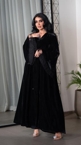 عباية مخمل باكمام كلوش دانتيل