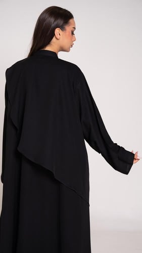 عباية مقفلة بقطعة على الصدر