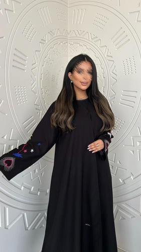 عباية بتطريز ملون على الأكمام