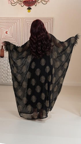 جلابية مفتوحة مع فستان سادة