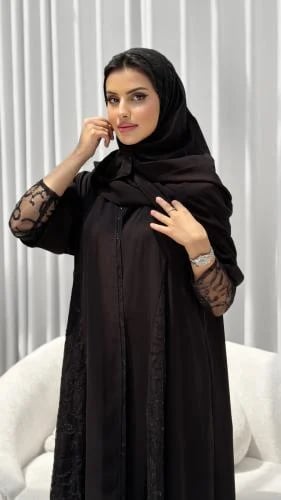 عباية مطرزة بترتر على الاكمام والجوانب