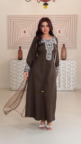 جلابية مطرزة مع شال خارجي تل