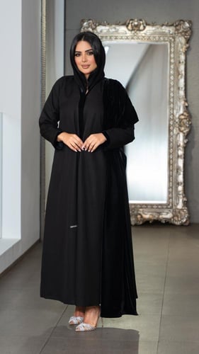 عباية شتوية بشال مشبوك فيها