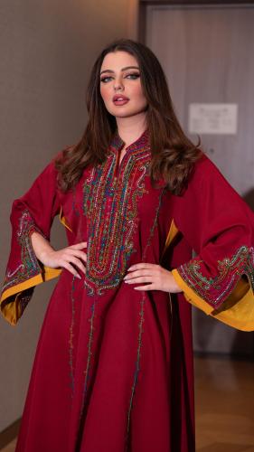 جلابية بلون عنابي مطرزة