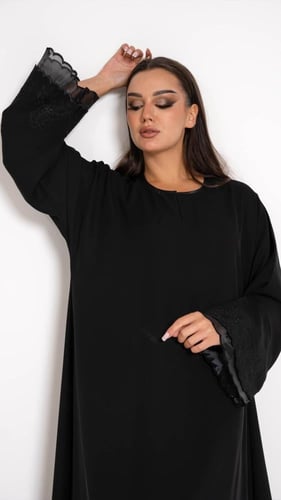 عباية مقفلة بأكمام مطرزة بورد