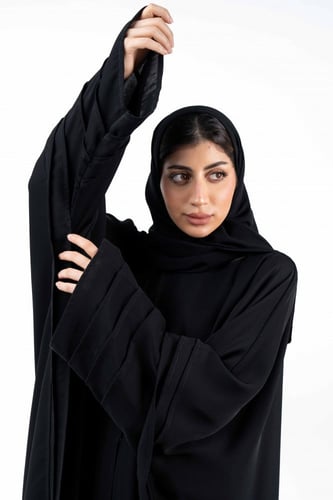 عباية بصفطات طولية على الاكمام