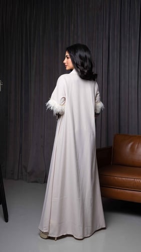 جلابية مطرزة مزينة باكمام ريش