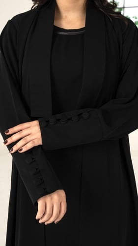 عباية مع فستان مشبوك