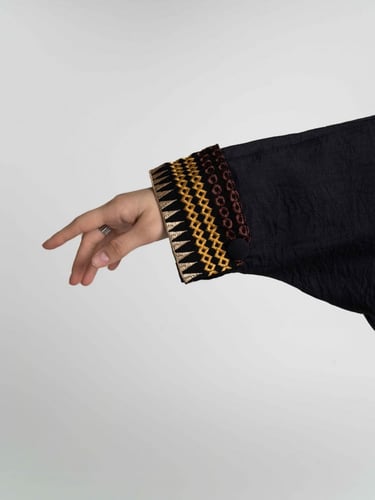 عباية سوداء باكمام مطرزة سدو