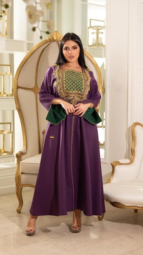 جلابية بلون بنفسجي مبطنة بزيتي
