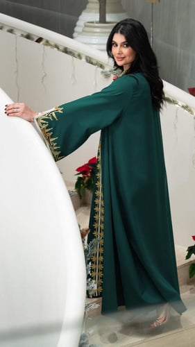 جلابية بلون زيتي مطرزة بذهبي