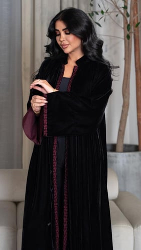 عباية مخمل مطرزه بلون برغندي