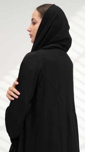 عباية بياقة وقصة ناعمة من الخلف